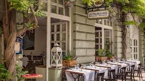 Wir bieten eine familiäre atmosphäre, ausgesuchte, meist mediterrane speisen in großen portionen, wohltemperierte getränke und eine location zum wohlfühlen von früh bis spät. 11 Romantische Restaurants In Munchen Fur Einen Abend Zu Zweit Mit Vergnugen Munchen