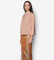 Beragam jenis busana serta aksesoris dari bahan satin dapat ditemukan dengan mudah di mana saja, mulai dari yang murah sampai yang mahal. 27 Model Baju Atasan Kain Satin Model Baju Gamis Celana Sepatu