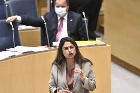Nooshi dadgostar, 35 år, har suttit i riksdagen sedan 2014, har på senare tid varit v:s talesperson i socialförsäkringsfrågor och partiets vice ordförande sedan 2018. Jcjbvn9j6xvghm