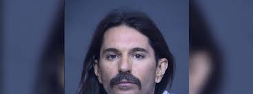 Sujeto le dispara varias veces en la cara a su esposa frente a su hijo en  Mesa