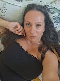 Ако ТЯ иска ТЕБ,няма значение кой иска НЕЯ..🙂