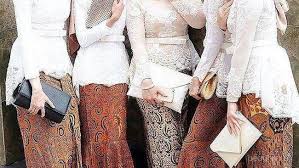 Model dress ini bisa didesain dengan bawahan kain yang licin dan mengkilap, jika dikombinasikan dengan brokat akan menciptakan kesan elegan dan mewah. Tak Melulu Jadul Coba Model Kebaya Batik Ini Biar Makin Kece