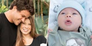 Bindi irwin and husband chandler powell welcomed their first baby, daughter grace warrior, on march 25. Bindi Irwin S Baby Grace Wears The Cutest Onesie In New Pic 22 Words
