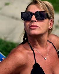 Could this be edited with. Beach background?