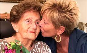 La madre de kel y nano calderón desempolvó una antigua foto del baúl de los recuerdos y le mostró a sus seguidores a un joven pap Mamita Vuela Alto Raquel Argandona Comunica El Fallecimiento De Su Madre A Los 93 Anos Glamorama