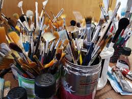 Teknik menggambar ini jenis ini jauh berbeda dengan teknik aquarel dimana menggunakan cat encer dengan goresan tipis, sehingga pada teknik plakat hasil lukisan lebih. Teknik Melukis Dengan Cat Minyak Superprof