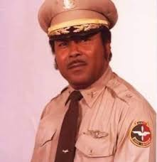 Pouvez-vous identifier cet officier ? Parlez-nous de lui.  =========================================== ENGLISH. Can you identify this  officer? Could you tell us about him?