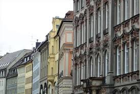 Tra un boccone di pretzel e l'altro perché non fare una passeggiata lungo le vie dell'altstadt, in mezzo a chiese barocche. Cosa Vedere A Monaco Di Baviera A Spasso Per La Citta Bavarese