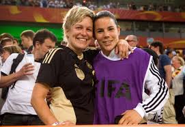 Nat borchers invasion | nadine angerer. Homosexualitat Im Frauenfussball Unaufgeregte Kusse Vor Der Tribune Fussball Faz