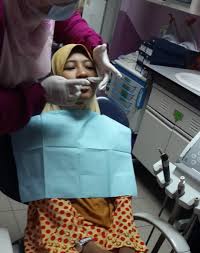 Cak mar mempunyai gigi yang berlubang, dari gigi berlubang ini seringkali membuat sakit saat makan ataupun minum. Gigi