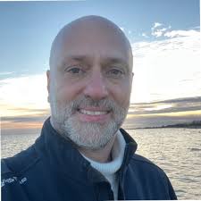 Efter næsten 10 års ansættelse hos Forsvaret, har jeg valgt at opsige min  stilling ved Forsvarets Cyberdivision, jeg skal nemlig påbegynde et nyt  kapitel i min karriere som Incident Manager d. 1