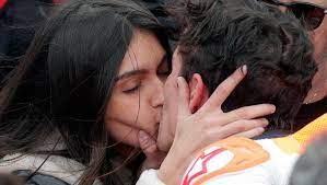 Vacaciones en el titanic (2019). El Apasionado Beso De Lucia Rivera A Marc Marquez