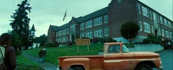 About twilight tours in forks. Twilight Fassade Der Forks High School Wird Zerstort Promicabana