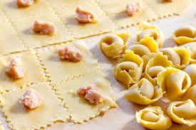 I tortellini sono chiusi tradizionalmente attorno al. Tortellino Vs Cappelletto Scopriamo Le Differenze