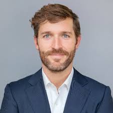 20,000 people converging from across the world and rushing lining up for a  good seat is more reminiscent of a Taylor Swift concert but this is  Berkshire Hathaway's AGM.