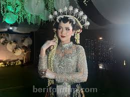 Desain baju kebaya keraton solo. Kombinasi Kebaya Pengantin Dengan Kain Songket Trend 2019 Beritajatim Com
