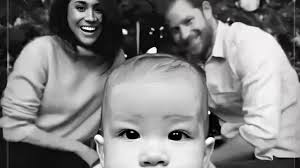Baby archie (not archibald) may only be a few weeks old, but since he's technically a british and american dual citizen, royal fans have already began to wonder whether prince harry and meghan markle will send their child to an american school. Archie Stiehlt Meghan Und Harry Auf Weihnachtskarte Die Show Promiflash De