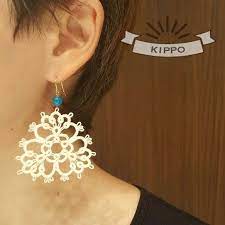 クラッシックな雰囲気のフラワーモチーフにブルーのビーズがアクセント やや太めの白い糸で編んだ大ぶりなピアスは 抜群の存在感 シンプルなコーディネートのアクセントになること間違いなしです モチーフの直径 約5cmピアス全長 約7cmピアスはイヤリング