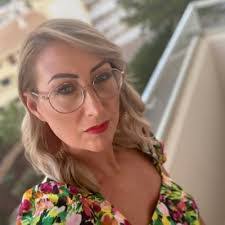 Julie Briggs's Instagram, Twitter & Facebook