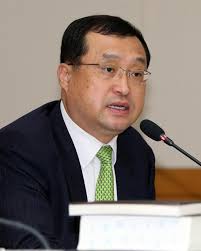 더불어민주당은 28일 세월호 재판에 개입한 혐의로 재판을 받은 임성근 부장판사( 사진 )에 대한 탄핵안 발의를 허용키로 했다. Pdajks6xv65nbm
