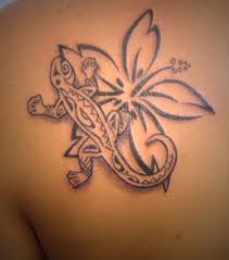 Tribal Maori Tattoo Mit Einem Salamander Und Einer Blume Auf Der Schulter Einer Frau Maori Tattoos Tatowierte Models Polynesisches Tattoo