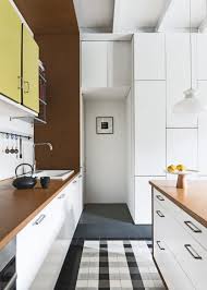 Un Appartement Structure Lineaire Et Graphique Cuisine En Longueur Amenagement De La Cuisine Cuisine Formica