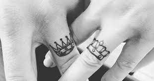 Wedding Ring Tattoo Los Disenos Mas Romanticos Y Dulces Dulces Romanticos Tattoo Wedding Ring Tattoo Designs Couples Ring Tattoos Ring Finger Tattoos