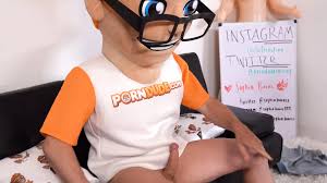 Curvy beauty Sophia Burns meets the massive cock of PornDude