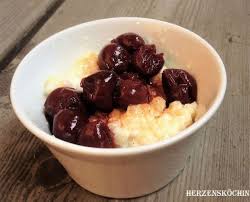 Cremiger Milchreis Mit Kirschen Am Heiligabend Herzenskochin Rezept Milchreis Lebensmittel Essen Kirschen