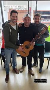 Se desempeña como volante defensivo y actualmente juega en river plate de la primera división de argentina. Futbol Guitarra Y Tc La Foto De Ponzio Con La Cabala De River Tyc Sports