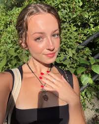 Jillian Hope's Instagram, Twitter & Facebook