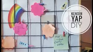 Derya baykal ve sibel yüksel çocuk odası aksesuarı yapımını gösteriyor. Kendin Yap Calisma Masasi Dekorasyonu Dekorasyon Oda Dekorasyonu Izgara Pano Izgara Pano Yapimi Mantar Pano Oda Susleme Planlayici Mantar Pano Elisi Fikirleri