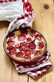 La Recette Du Jour Le Clafoutis Aux Fraises Fruite Et Estival Clafoutis Aux Fraises Recette Avec Des Fraises Recette Clafoutis
