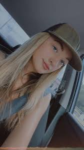 hi everyone! i posted in here a while ago but i thought i'd reintroduce  myself since there's a lot of people that have joined since. i am a native  floridian, born and