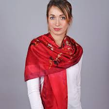 La silhouette poussière d'etole s'adresse aux femmes élégantes, originales et audacieuses. Etole Allee Du Foulard