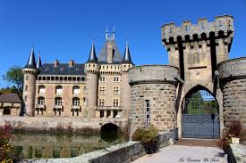 Chateau De La Clayette 71800 Saone Et Loire La Comtesse Du Forez La Clayette Saone Et Loire Chateau
