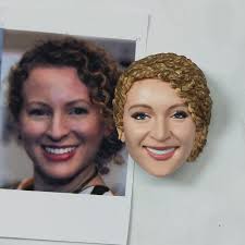 Custom Couple Bobble Head, the Bride Supports the Groom, Lifts up One of  Her Legs, Mischievous and Cute,can Add Animal