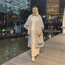Inspirasi model baju untuk tunangan dan lamaran modern 2020 yang couple ini bisa jadi contoh bagi pasangan kekasih. Baju Tunang Simple