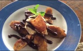 Banane Flambee Cannelle Glace Vanille Sauce Chocolat Cacahuetes En 2020 Banane Flambee Glace Vanille Banane