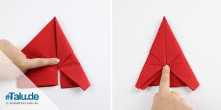 Nett sieht es aus, wenn man die servietten man kann servietten falten, so dass sie weihnachtliche motive darstellen. Anleitung Servietten Falten Fur Weihnachten Sterne Engel Co Talu De