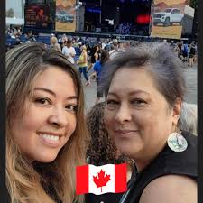 LILAC LEMONADE 🧉🪻 Yes, Lilacs are edible! And they taste just as good as  they smell! Lilacs are one of the first spring edibles to bloom, but only  for about two weeks!