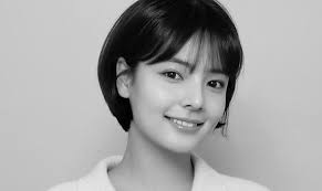 Happy birthday kim min jung <3 năm nay nàng tròn 37 tuổi, vẫn chưa thấy rục rịch hẹn hò yêu đương hay kết hôn với ai :)) mong sớm được thấy nàng trên màn ảnh (và cả instagram nữa mốc meo 2 năm rồi) Song Yoo Jung Coreanas De Taubate