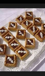 Pin By Nesrine Zahraoui On Mon Plaisir Easy Sugar Cookies Middle Eastern Desserts Sweet Desserts