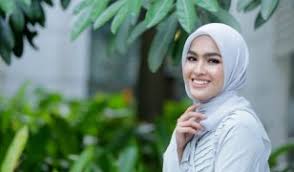 Dalam diam pelakon dan pengacara ain edruce digosipkan menjalinkan hubungan cinta dengan seorang kerabat diraja. Hanya Berkawan Di Alam Maya Sahaja Ain Edruce Mynewshub