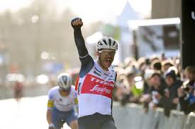Der belgier setzte sich nach 200 kilometern von gent nach ninove vor an der muur von gerarrdsbergen lösten sich lampaert, stuyven und kragh andersen. All 19 Uci Worldteams Will Be Present At Omloop Het Nieuwsblad On February 27 All 19 Uci Worldteams Will Be Present At The Belgian Season Opener With A Traditional Start In Ghent On 27 February Among The 6 Uci Proteams Alpecin Fenix And Team