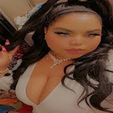 Jasmine Hooker's Instagram, Twitter & Facebook