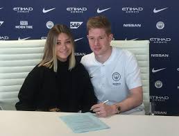 Kevin de bruyne mit freundin michele lacroix, sport bild award 2015 in der fischauktionshalle, hamburg, 17.08.2015. Kevin De Bruyne Manchester City Star Whose Wag Had A Fling With Thibaut Courtois Is Secretly A Belgian Bill Oddie And Could Ve Played For Burundi