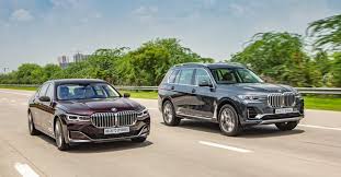 The facelifted x7 will retain the current car's striking front grille, in line with the company's commitment to its radical but controversial new styling direction. Bmw X7 Vs 7 Series Comparison Autox