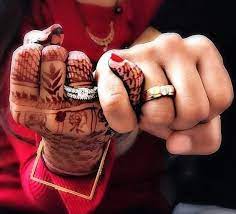 When You Want To Do Something Hatke To Flaunt Your Engagement Rin Indian Wedding Photography Couples Indian Wedding Photography Pre Wedding Photoshoot Outdoor