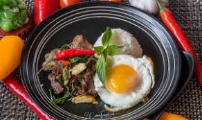 Thai minced pork with holy basil and crispy fried egg or 'kra pow moo sub kai dao' #กระเพราหมูสับ #ไข่ดาว is so so good!! Thailandisches Essen Abseits Von Pad Thai Und Curry Ratgeber